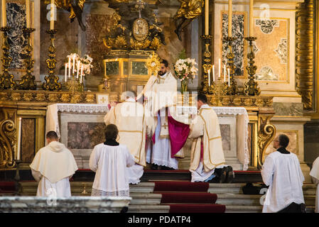 Rome - 7 septembre 2017 - célébration de la Sainte Messe vetus ordo, Messe en latin, dans les jours du pèlerinage Summorum pontificum recensement décennal. Banque D'Images