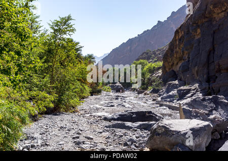 Trek dans le Wadi Nakhr - Oman Banque D'Images