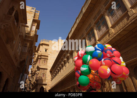 Patwon-Ki-Haveli artistique avec l'architecture ancienne et des sculptures en grès avec des ballons colorés à l'avant-plan. Inde Rajasthan Jaisalmer Banque D'Images