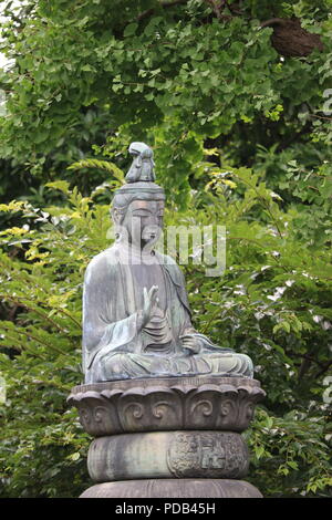 Une statue bouddhiste au Temple Sensoji, Asakusa, Japon Banque D'Images