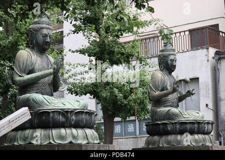 Kannon Bosatsu & Seishi Bosatsu Statues at Sensoji Temple, Tokyo, Japan Banque D'Images