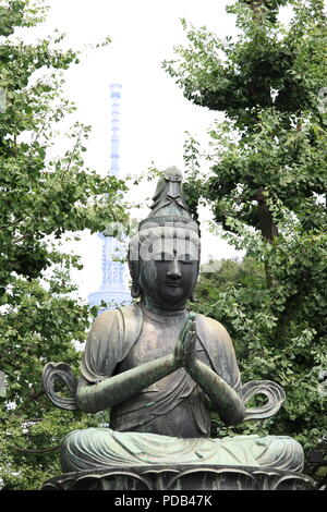 Kannon Bosatsu Statue at Sensoji Temple, Tokyo, Japan Banque D'Images