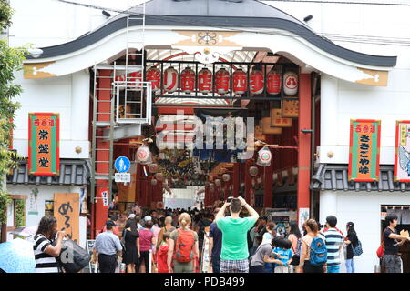 Entrée de la rue commerçante de Nishi Sando, Asakusa, Japon Banque D'Images