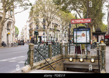 La station de métro de Paris entrée - entrée de la station de métro Assemblée nationale dans le 7ème arrondissement, France, Europe. Banque D'Images