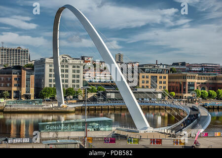 À la recherche de l'autre côté de la rivière Tyne au Gateshead Millennium Bridge et Newcastle Quayside Banque D'Images