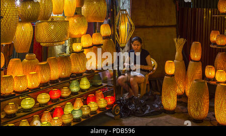 Editorial : July 14, 2017 l'ancienne ville de Hoi An, VN., magasin de détail avec Asian girl Greffier veille au grain au milieu de toutes les lanternes pour la vente. La Banque D'Images