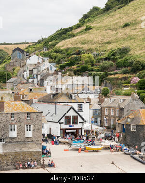 Le joli village de pêcheurs de Port Isaac, sur la côte nord de Cornwall, England, UK Banque D'Images