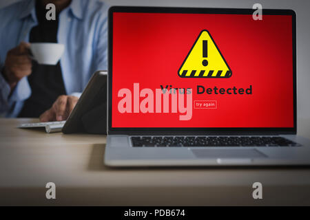 Hacker Protection Concept Man working on laptop Alerte virus détecté pare-feu de navigation numériques Banque D'Images