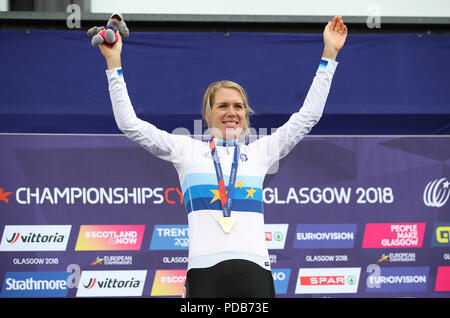 Pays-bas' Ellen Van Dijk célèbre remportant la médaille d'or en Time Trial pendant sept jours du championnat d'Europe 2018 à la Glasgow route vélo de course. Banque D'Images