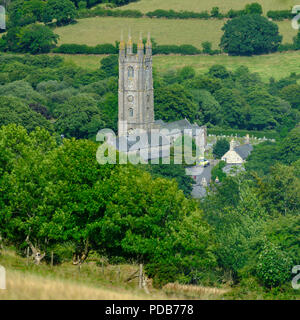 Vue sur Widecombe-dans-le-Moor montrant la tour de l'église de St Pancras, Dartmoor, Devon, UK Banque D'Images