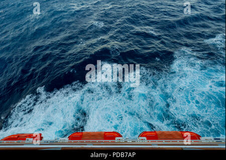 Canots et Seaspray sur bateau de croisière Carnival Freedom Banque D'Images