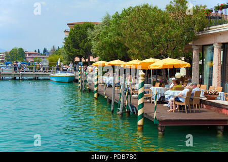 Restaurant am Seeufer von Sirmione, Gardasee, Lombardie, Italie | Restaurant sur un quai au bord de lac de Sirmione, Lac de Garde, Lombardie, Italie Banque D'Images