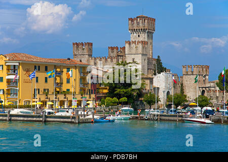 Port de Château Scaliger, monument de Sirmione, Lac de Garde, Lombardie, Italie Banque D'Images