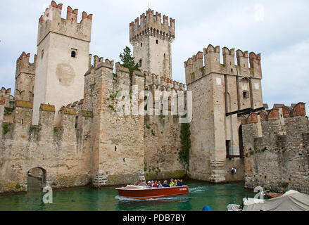 Les aller-retour bateau au Château Scaliger, monument de Sirmione, Lac de Garde, Lombardie, Italie Banque D'Images