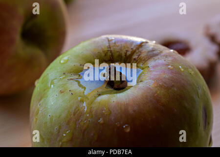 Pomme verte fraîche avec les gouttes d'eau/ image conceptuelle de la désintoxication et de la saine alimentation Banque D'Images