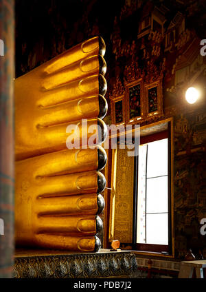 Pieds de grande statue du Bouddha d'or dans le temple de Wat Pho à Bangkok, Thaïlande. Symbole de la culture bouddhiste. Banque D'Images