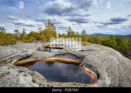 Magnifique lac dans les montagnes rocheuses avec pinède de Karkaraly parc national au centre du Kazakhstan Banque D'Images