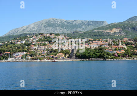 Superbe vue panoramique sur le littoral d''Herceg Novi à partir de l'eau de la baie de Kotor, Monténégro. Banque D'Images