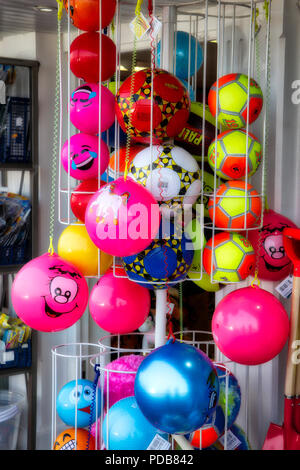 Boules colorées dans shop Banque D'Images