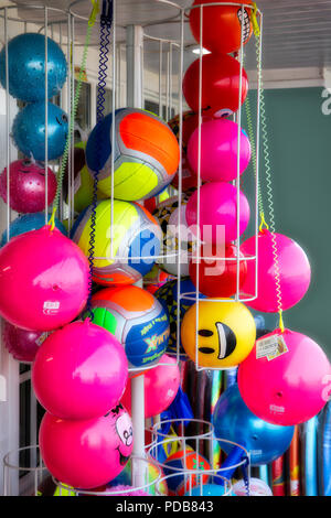 Boules colorées dans shop Banque D'Images