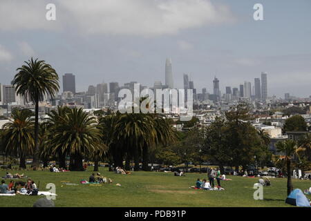 Vue sur la ville de San Francisco depuis Mission Dolores Park, California USA Banque D'Images