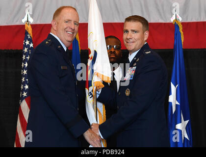 Le colonel Tchad Ellsworth, 66th Air Base, commandant du groupe du groupe accepte le guidon du lieutenant général Robert McMurry, Jr., l'armée de l'Air Commandant Centre de gestion du cycle de vie, au cours d'une cérémonie de passation de commandement à Hanscom Air Force Base, Mass., 2 août, en tant que chef Master Sgt. Henry Hayes, chef du commandement de l'installation, les regarde. En tant que commandant, Ellsworth est responsable d'assurer, d'appuyer et de soutenir plus de 5 000 lieux d'active, de réserve et de la Garde nationale, les civils du ministère de la Défense et les entrepreneurs, avec 130 000 militaires retraités et conjoints vivant dans les six États de la région de la Nouvelle Angleterre et Banque D'Images