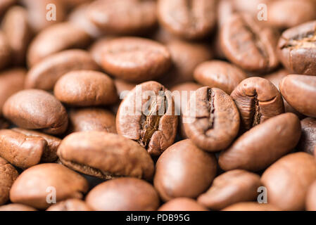 Le cafe du close up. De nombreux grains de café torréfié (vue de dessus Banque D'Images