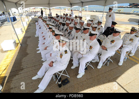 NORFOLK, Virginie (Août 3, 2018) sous-marins de la force sous-marine assister à la cérémonie de passation de commandement à bord de la classe Virginia-sous-marin d'attaque rapide USS Virginia (SSN 787) à Norfolk, Va. Vice Adm. Charles A. Richard soulagé Vice Adm. Joseph E. Tofalo comme commandant des forces sous-marines. (U.S. Photo par marine Spécialiste de la communication de masse en chef Darryl Wood/libérés) Banque D'Images