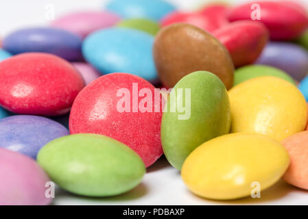 Les bonbons chocalate colorés sur fond blanc Banque D'Images