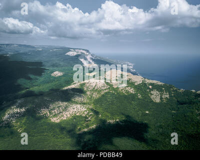 Vue aérienne des montagnes et mer en été, vacances, paysage de l'humeur Banque D'Images