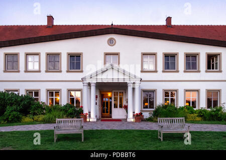 L'Allemagne, l'Gutshaus Stolpe Stolpe, Manor. La vieille ville historique d'extérieur de bâtiment maintenant utilisé comme hôtel quatre étoiles avec restaurant étoilé au guide Michelin à côté de la Peene, Riv Banque D'Images