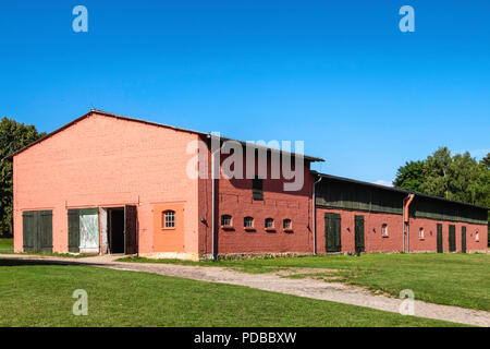 Allemagne, Hamburg an der Gutshaus Stolpe Peene, succession. Vieille ferme restaurée. Ancienne grange avec peinture en terre cuite et bois portes de grange Banque D'Images