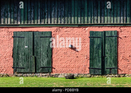 Allemagne, Hamburg an der Gutshaus Stolpe Peene, succession. Vieille ferme restaurée. Ancienne grange avec peinture en terre cuite et bois portes de grange Banque D'Images