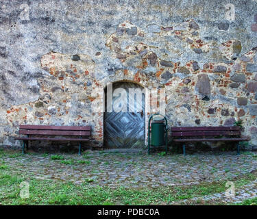 Allemagne, Hamburg an der Gutshaus Stolpe Peene, succession. Vieille ferme restaurée Historique détail de construction. Vieux Mur de pierre,porte en bois Banque D'Images