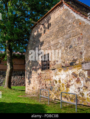 Allemagne, Hamburg an der Gutshaus Stolpe Peene, succession. Vieille ferme restaurée Historique détail de construction. Vieux Mur de pierre,porte en bois Banque D'Images