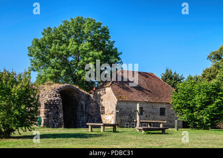 Allemagne, Hamburg an der Gutshaus Stolpe Peene, succession. Vieille ferme restaurée. Ancienne grange en pierre et brique et ruine de monastère. Banque D'Images