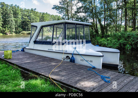 Allemagne, Hamburg an der Peene, énergie solaire,plaisir bateau amarré à côté de la rivière à Gutshaus Stolpe Estate Banque D'Images