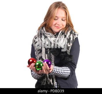 Femme avec foulard holding Christmas baubles Banque D'Images