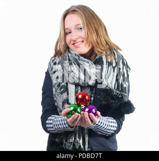 Femme avec foulard holding Christmas baubles Banque D'Images