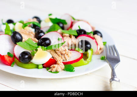 Salade niçoise au thon, œuf, tomates cerises et les olives noires. Cuisine française Banque D'Images