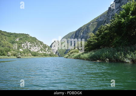 Fleuve Bleu Turquoise au fond d'une gorge dans Omis, Croatie, entouré de plantes, arbres, et Rock, falaise, face Montagne. Banque D'Images