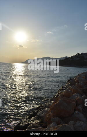 Ciel bleu ensoleillé lumineux se reflétant dans la mer Adriatique au large de la côte dalmate de la Croatie Banque D'Images