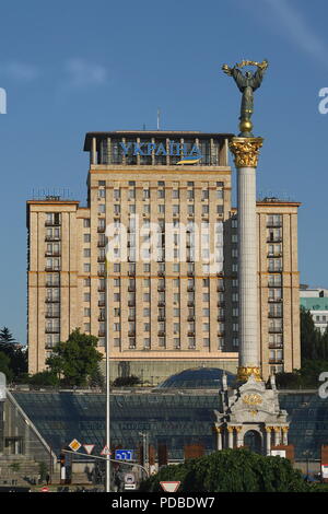 MONUMENT DE L'indépendance et le Royaume-Uni HOTEL, KIEV, UKRAINE Banque D'Images