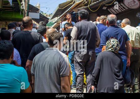 11 Mai 2018 Un jeune homme arabe d'essayer de vendre les pêches à la foule de passage qui répondent à l'appel à la prière près de l'ate de Damas à Jérusalem Banque D'Images