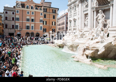 Rome, Italie. Le 08 août, 2018. ROME, ITALIE - 08 août. La plus célèbre fontaine dans le monde envahi par les touristes à un cavalier de la chaleur de l'une des nombreuses beautés de la ville éternelle, visité par des millions de touristes, le 08 août, 2018 à Rome, Italie. Credit : Andrea Ronchini/Pacific Press/Alamy Live News Banque D'Images