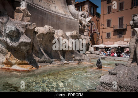 Rome, Italie. Le 08 août, 2018. ROME, ITALIE - 08 août. La plus célèbre fontaine dans le monde envahi par les touristes dans un été chaud garnir l'une des nombreuses beautés de la ville éternelle, visité par des millions de touristes, dans l'image piazza della Rotonda la fontaine le 08 août, 2018 à Rome, Italie. Credit : Andrea Ronchini/Pacific Press/Alamy Live News Banque D'Images