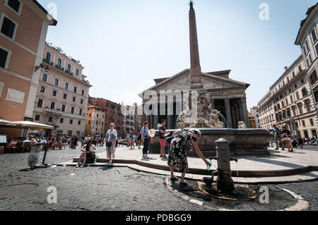 Rome, Italie. Le 08 août, 2018. ROME, ITALIE - 08 août.La plus célèbre fontaine dans le monde envahi par les touristes dans un été chaud garnir l'une des nombreuses beautés de la ville éternelle, visité par des millions de touristes, dans la photo piazza della Rotonda où vous pouvez voir le Panthéon le 08 août, 2018 à Rome, Italie. Credit : Andrea Ronchini/Pacific Press/Alamy Live News Banque D'Images