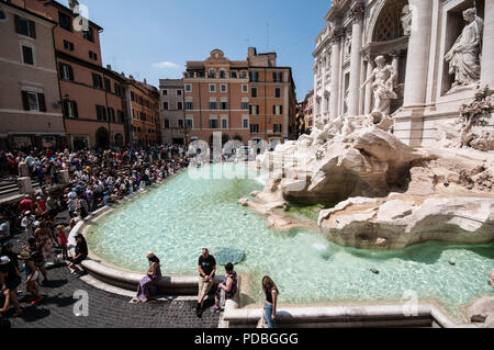 Rome, Italie. Le 08 août, 2018. ROME, ITALIE - 08 août. La plus célèbre fontaine dans le monde envahi par les touristes à un cavalier de la chaleur de l'une des nombreuses beautés de la ville éternelle, visité par des millions de touristes, le 08 août, 2018 à Rome, Italie. Credit : Andrea Ronchini/Pacific Press/Alamy Live News Banque D'Images