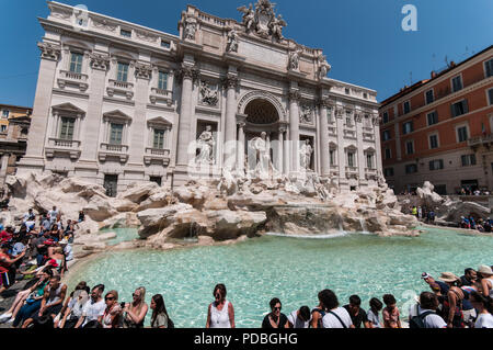 Rome, Italie. Le 08 août, 2018. ROME, ITALIE - 08 août. La plus célèbre fontaine dans le monde envahi par les touristes à un cavalier de la chaleur de l'une des nombreuses beautés de la ville éternelle, visité par des millions de touristes, le 08 août, 2018 à Rome, Italie. Credit : Andrea Ronchini/Pacific Press/Alamy Live News Banque D'Images