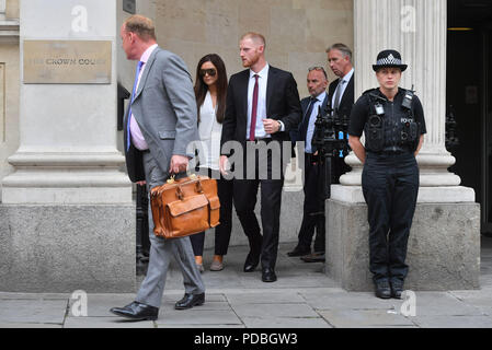 Angleterre cricketer Ben Stokes (centre) quitte Bristol Crown Court accusé d'échauffourée. Banque D'Images